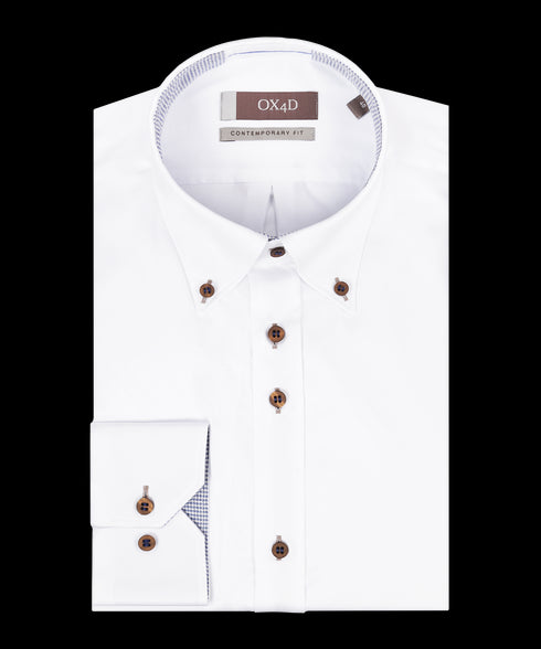 Wit overhemd met bruine knopen en button-down