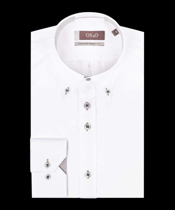 Wit overhemd met gekleurde knopen en button-down