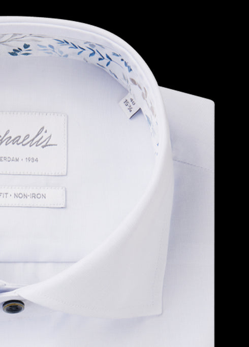 Wit overhemd met bloemetjeskraag en donkere knoop