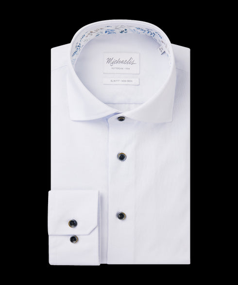 Wit overhemd met bloemetjeskraag en donkere knoop