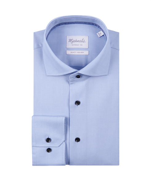 Lichtblauw overhemd met donkerblauwe kleur in de kraag