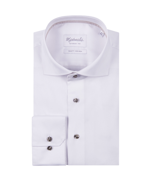 Wit overhemd met donkere knopen en bruine band in kraag