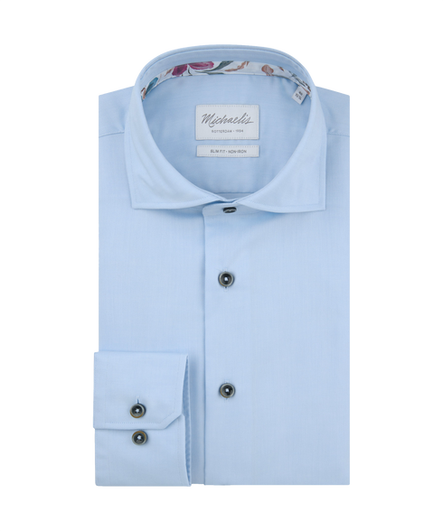 Blauw overhemd met zwarte knopen en bloemen in kraag