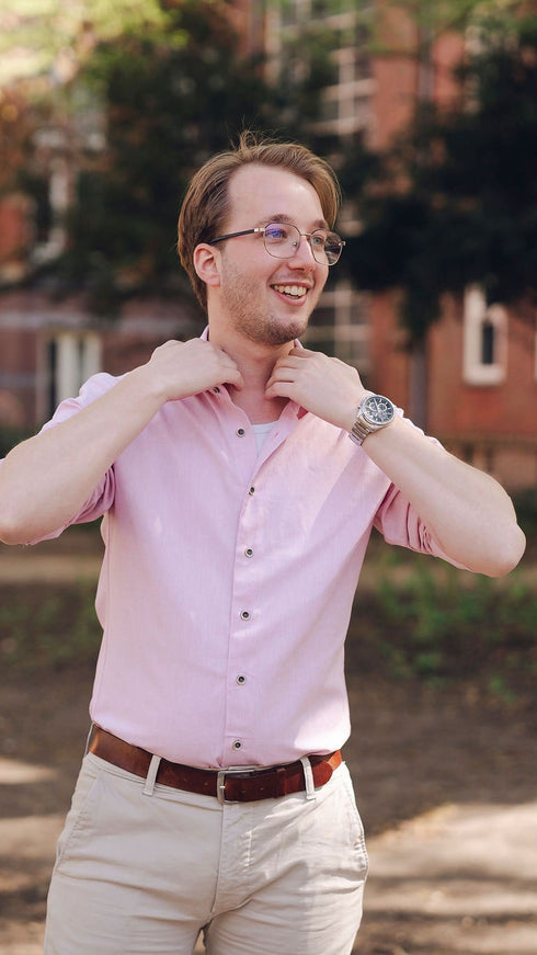 Zachtroze geweven overhemd met donkere knopen